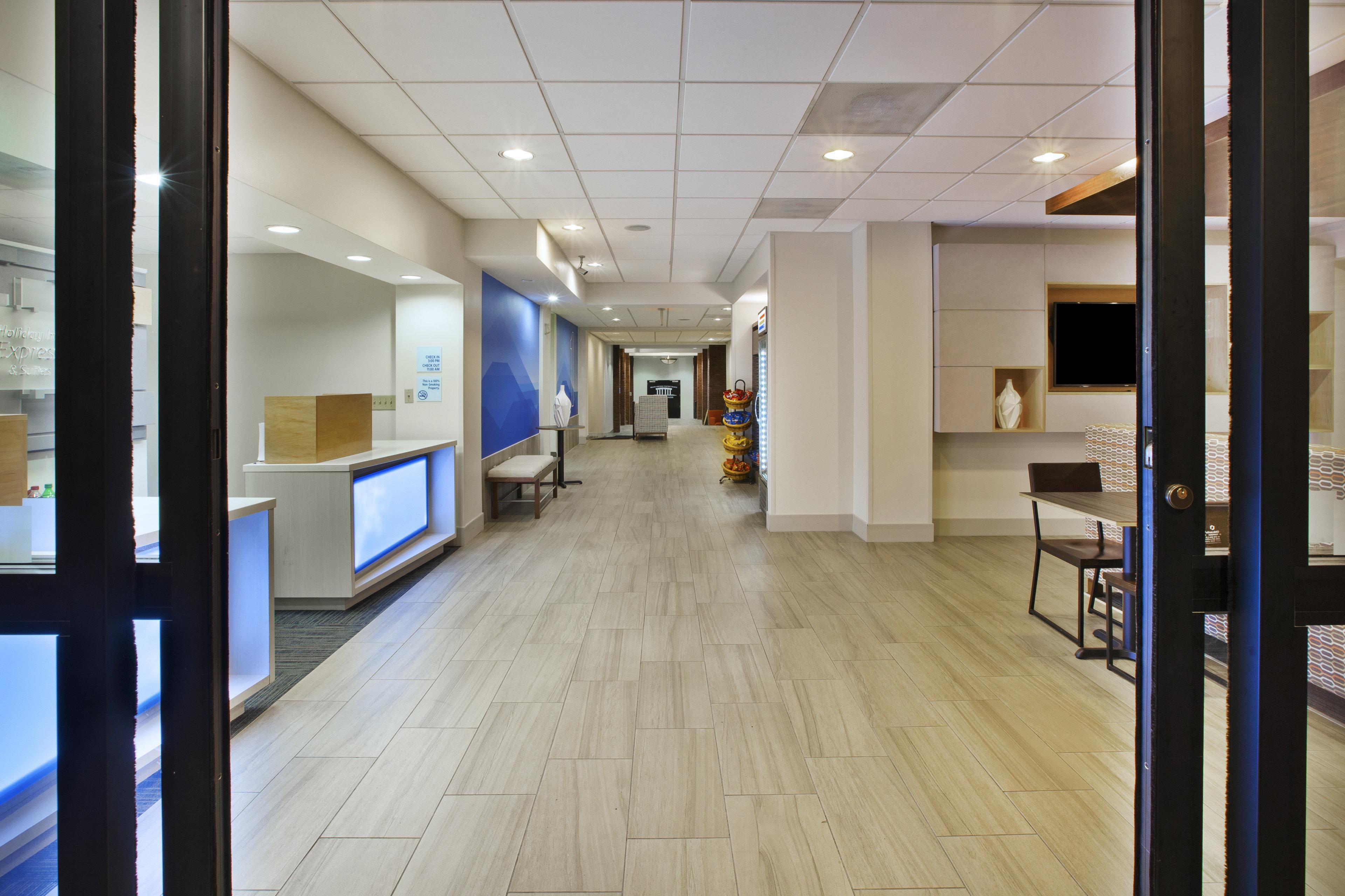 Holiday Inn Express Hotel & Suites Manchester Conference Center By Ihg Exterior photo