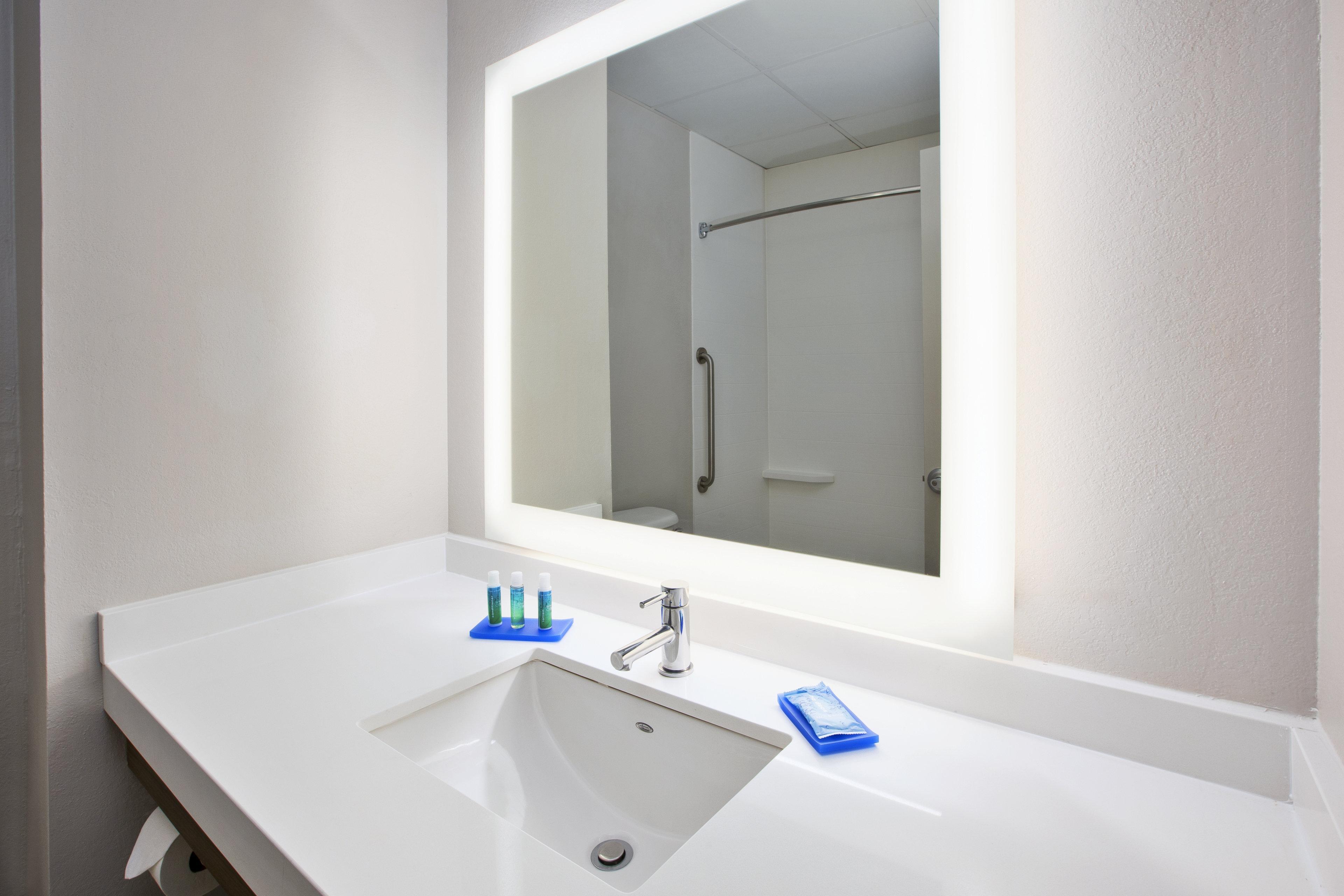 Holiday Inn Express Hotel & Suites Manchester Conference Center By Ihg Exterior photo