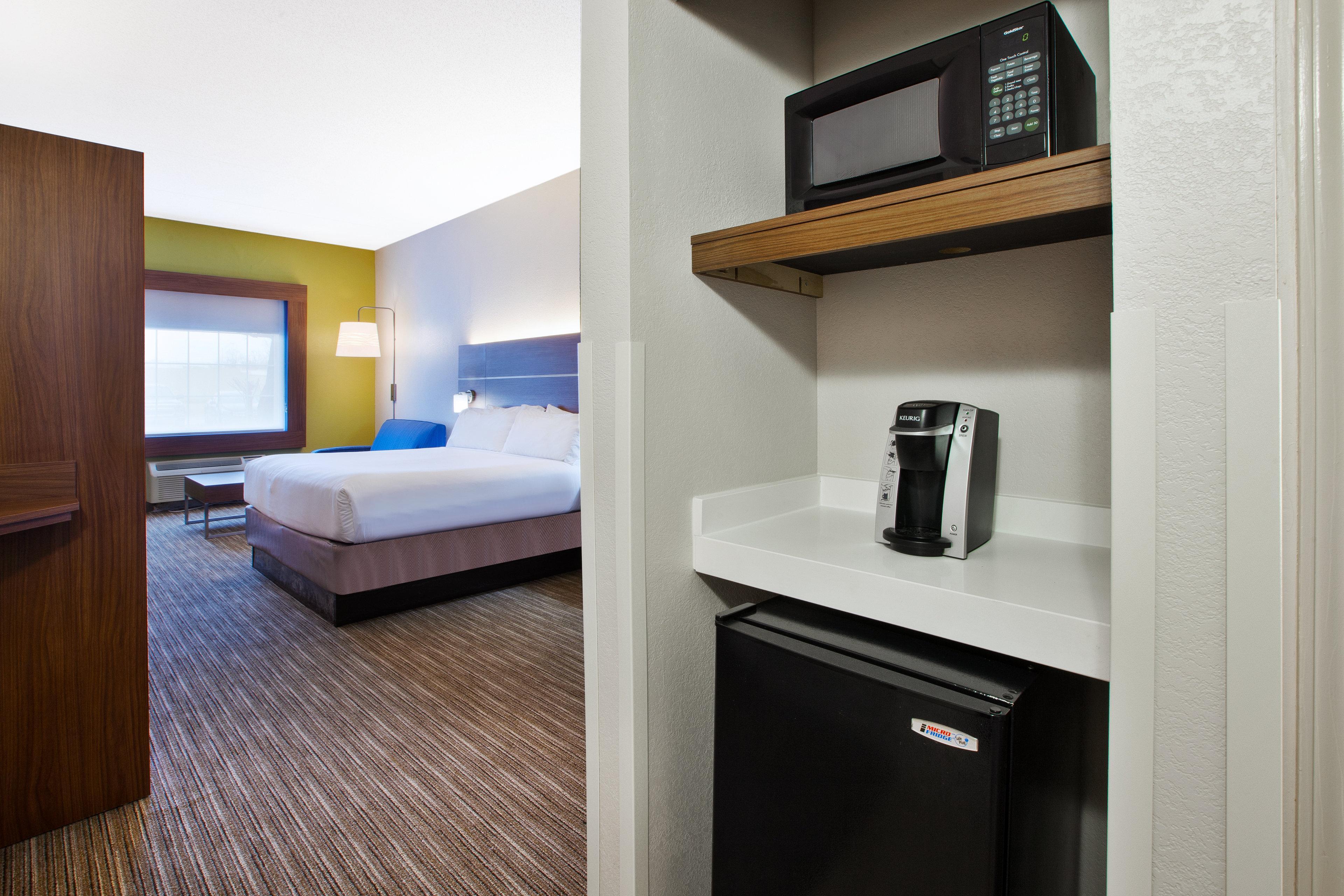 Holiday Inn Express Hotel & Suites Manchester Conference Center By Ihg Exterior photo