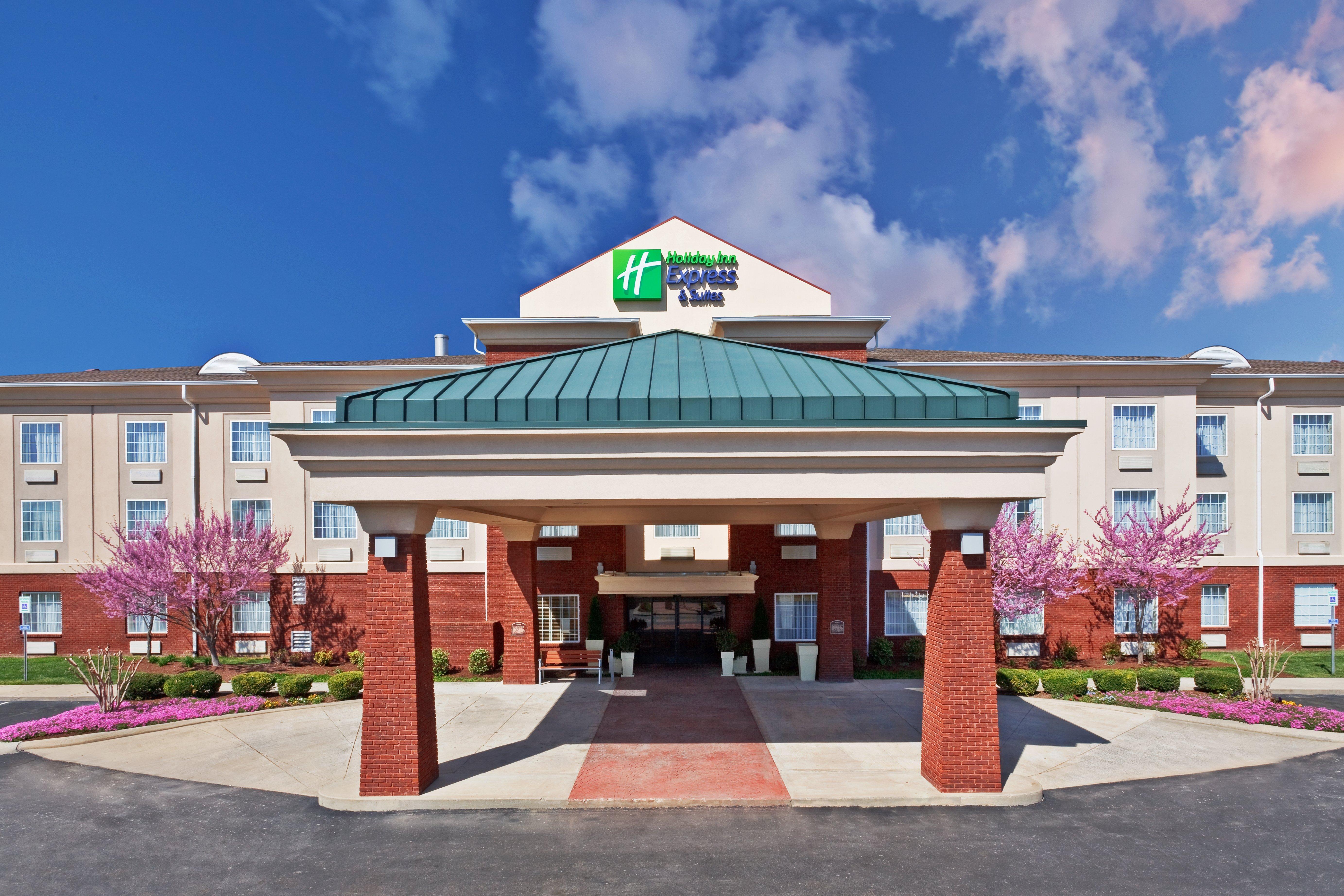 Holiday Inn Express Hotel & Suites Manchester Conference Center By Ihg Exterior photo